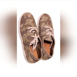 NWOT Sun + Stone Camouflage Kiva Lace Up Kids Sneakers Sz. 5